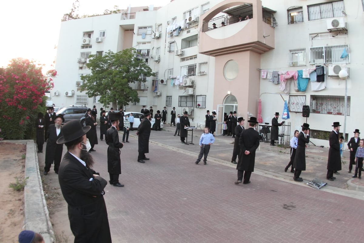 האדמו"ר מטאלנא אשדוד במעמד ההדלקה