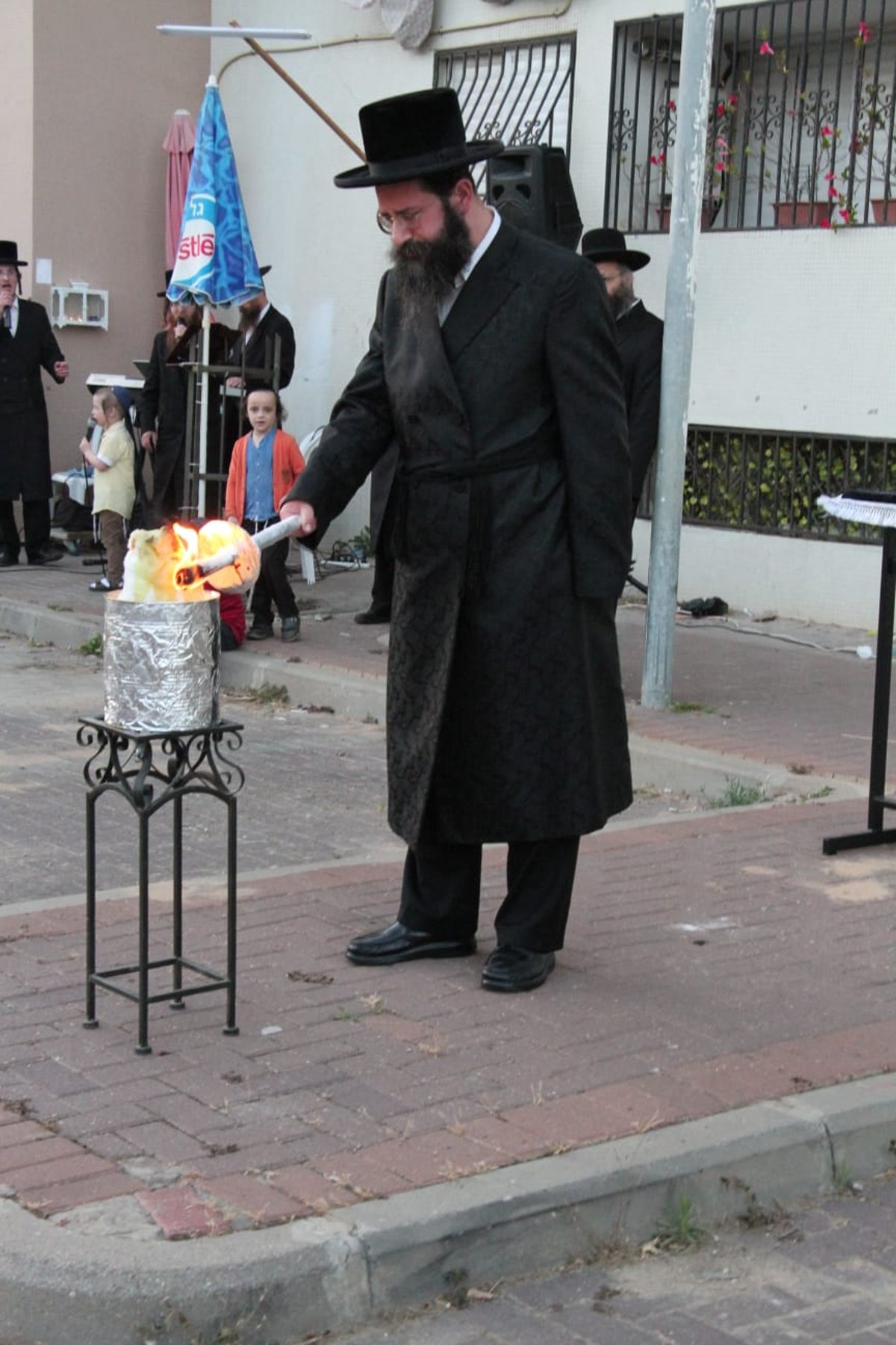 האדמו"ר מטאלנא אשדוד במעמד ההדלקה