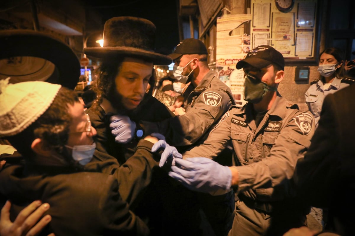 לילה סוער: הכוחות פשטו על השטיבלך; שוטרת נפצעה קל