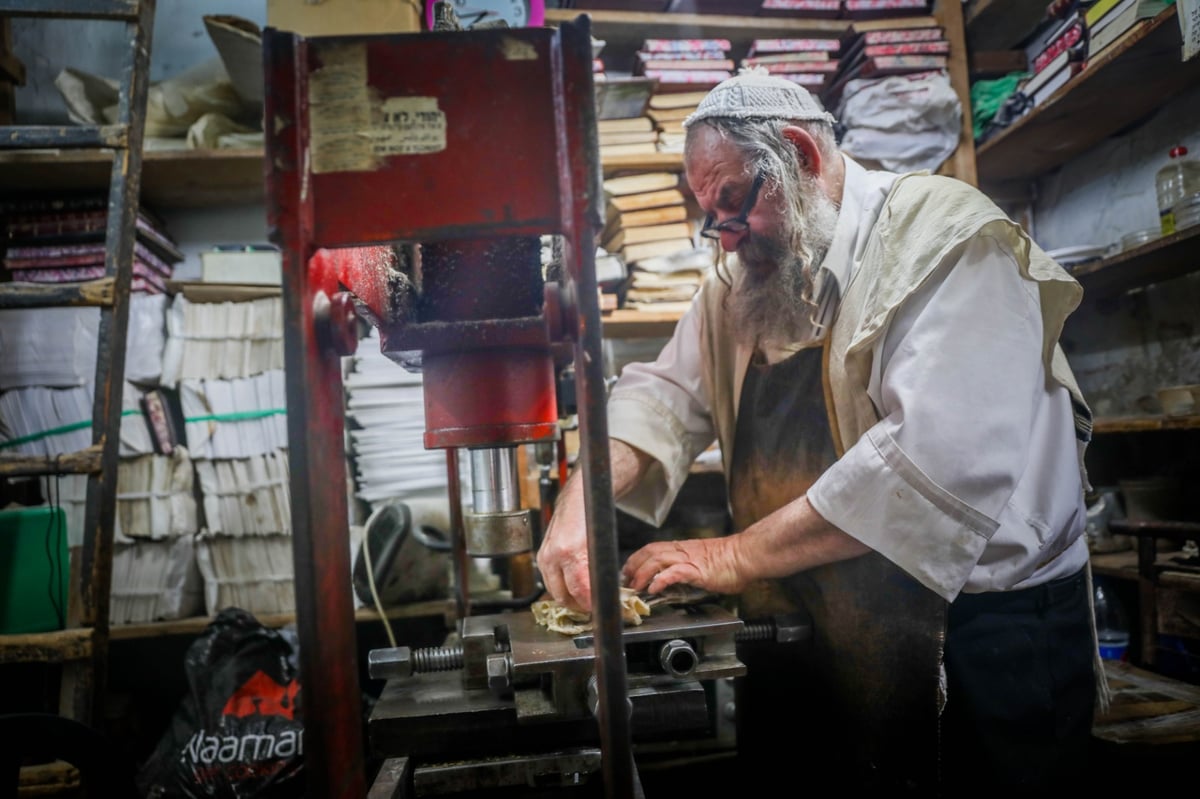 כבר חמישים שנה, יושב שעפסל ומכין תפילין