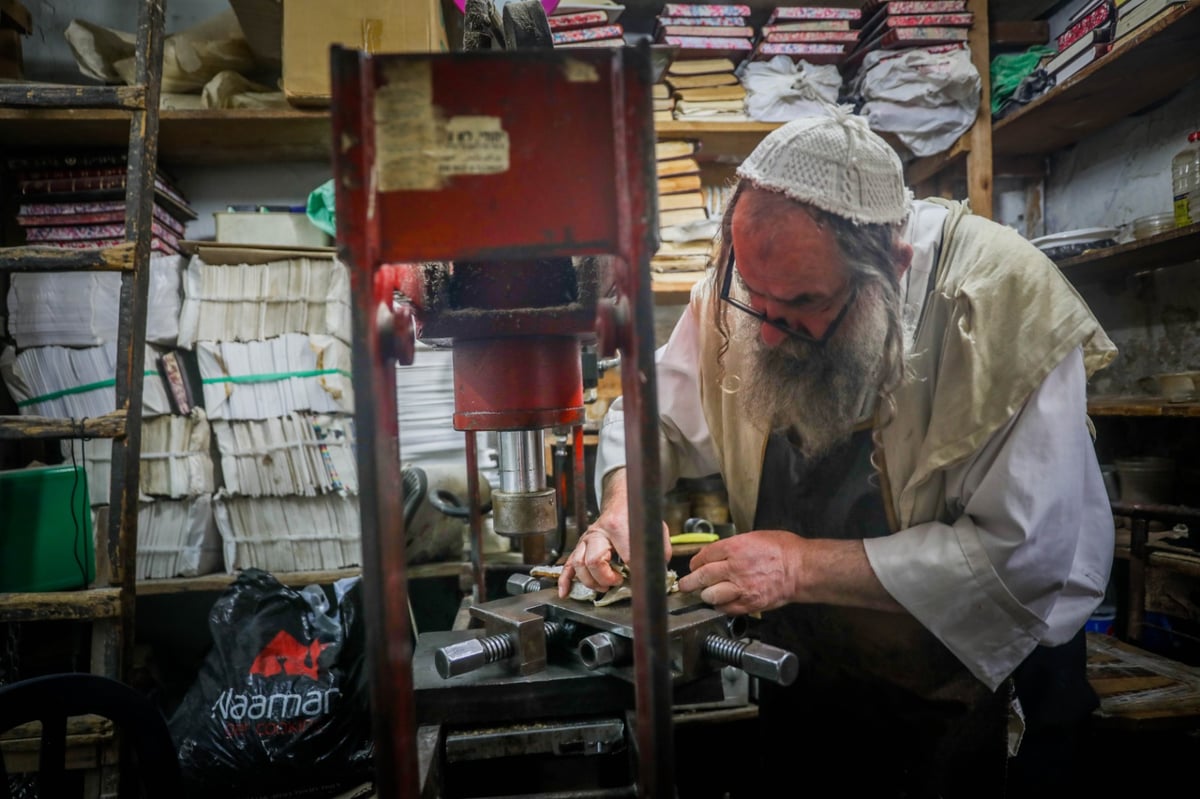 כבר חמישים שנה, יושב שעפסל ומכין תפילין