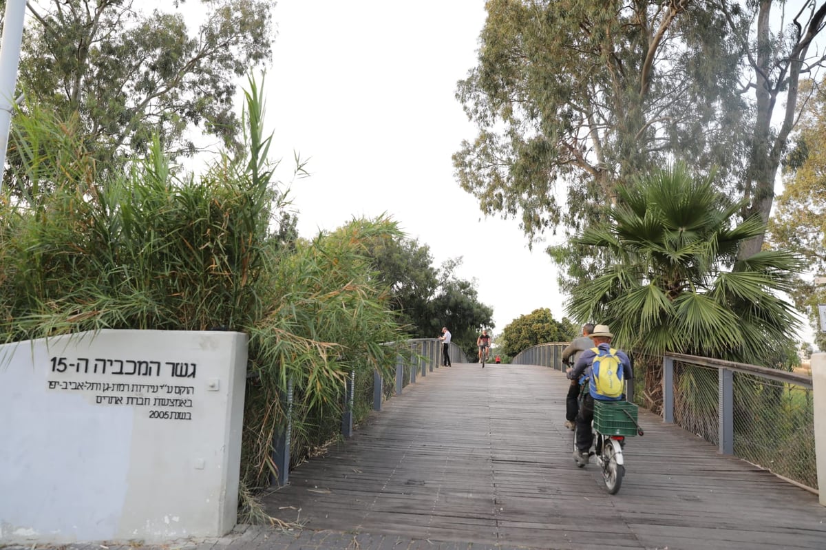 צפו: החמסין הכבד לא מנע מהבחורים לטייל ב'גני יהושע'