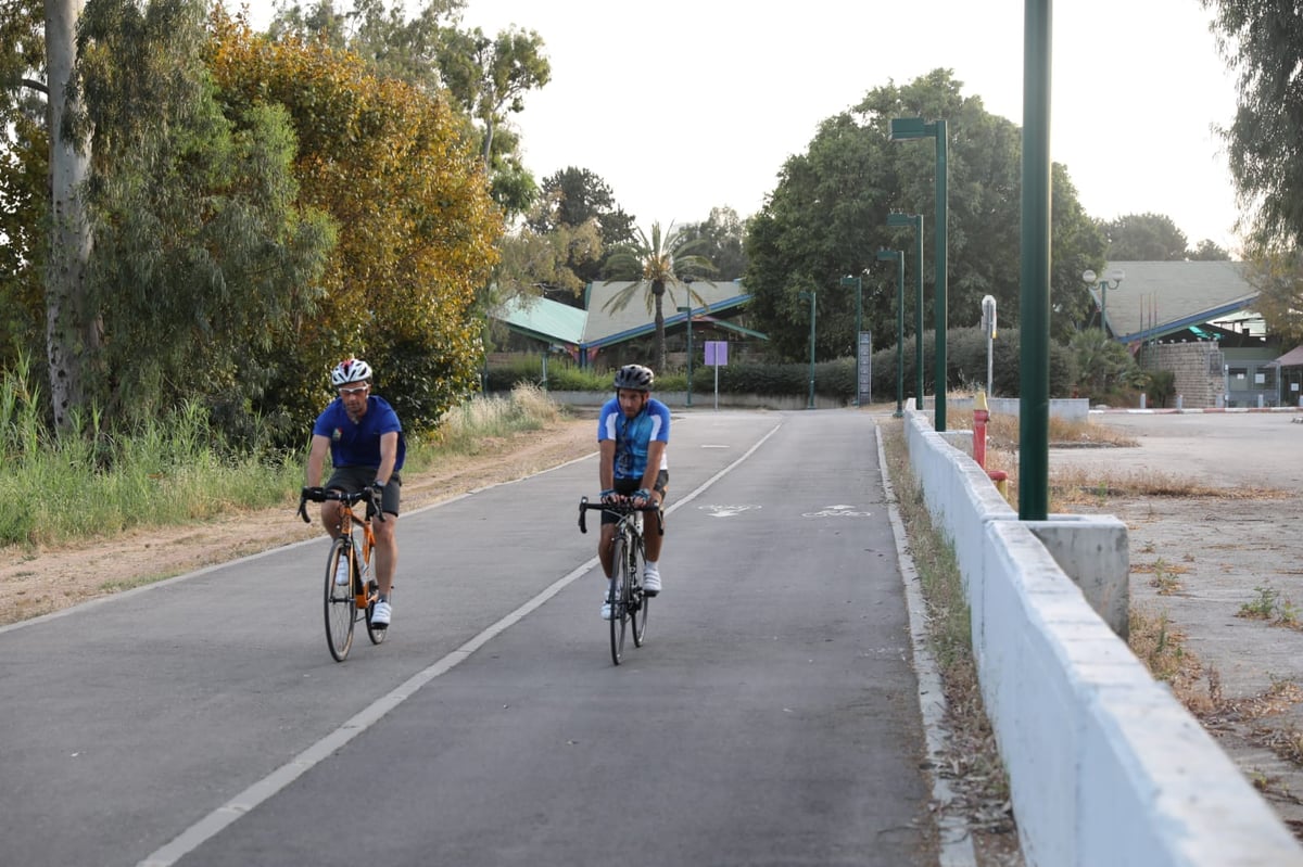 צפו: החמסין הכבד לא מנע מהבחורים לטייל ב'גני יהושע'