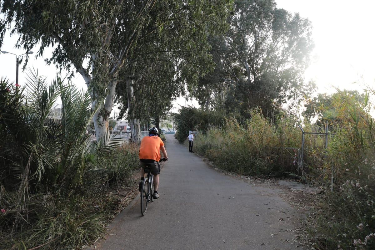 צפו: החמסין הכבד לא מנע מהבחורים לטייל ב'גני יהושע'