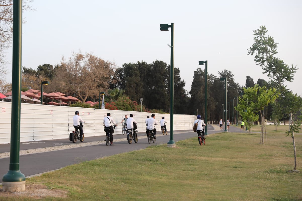 צפו: החמסין הכבד לא מנע מהבחורים לטייל ב'גני יהושע'