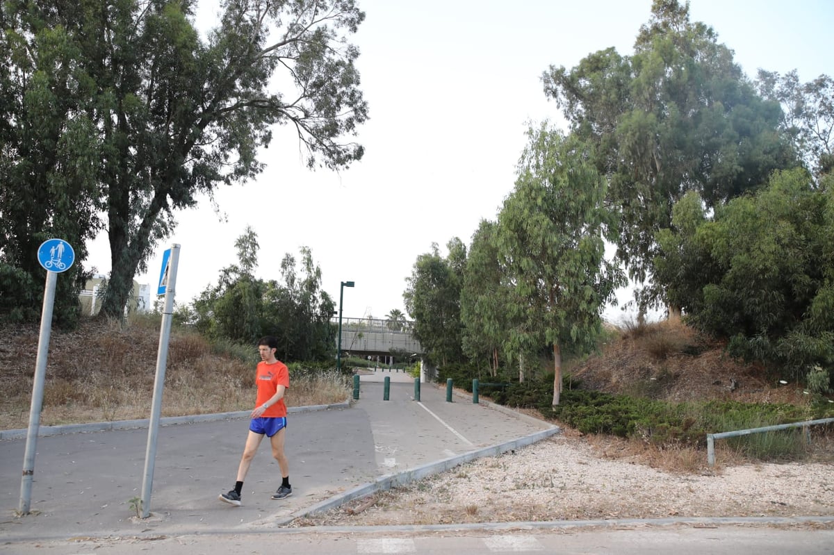 צפו: החמסין הכבד לא מנע מהבחורים לטייל ב'גני יהושע'