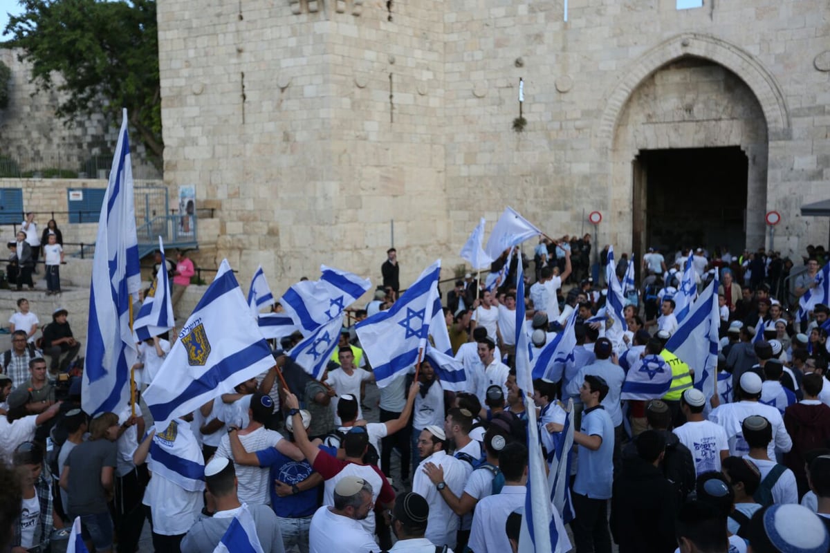 ריקוד הדגלים בשנים קודמות, ארכיון