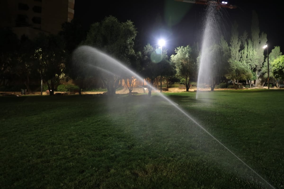 איך נראה גן העצמאות בלילה בזמן שרב? • צפו