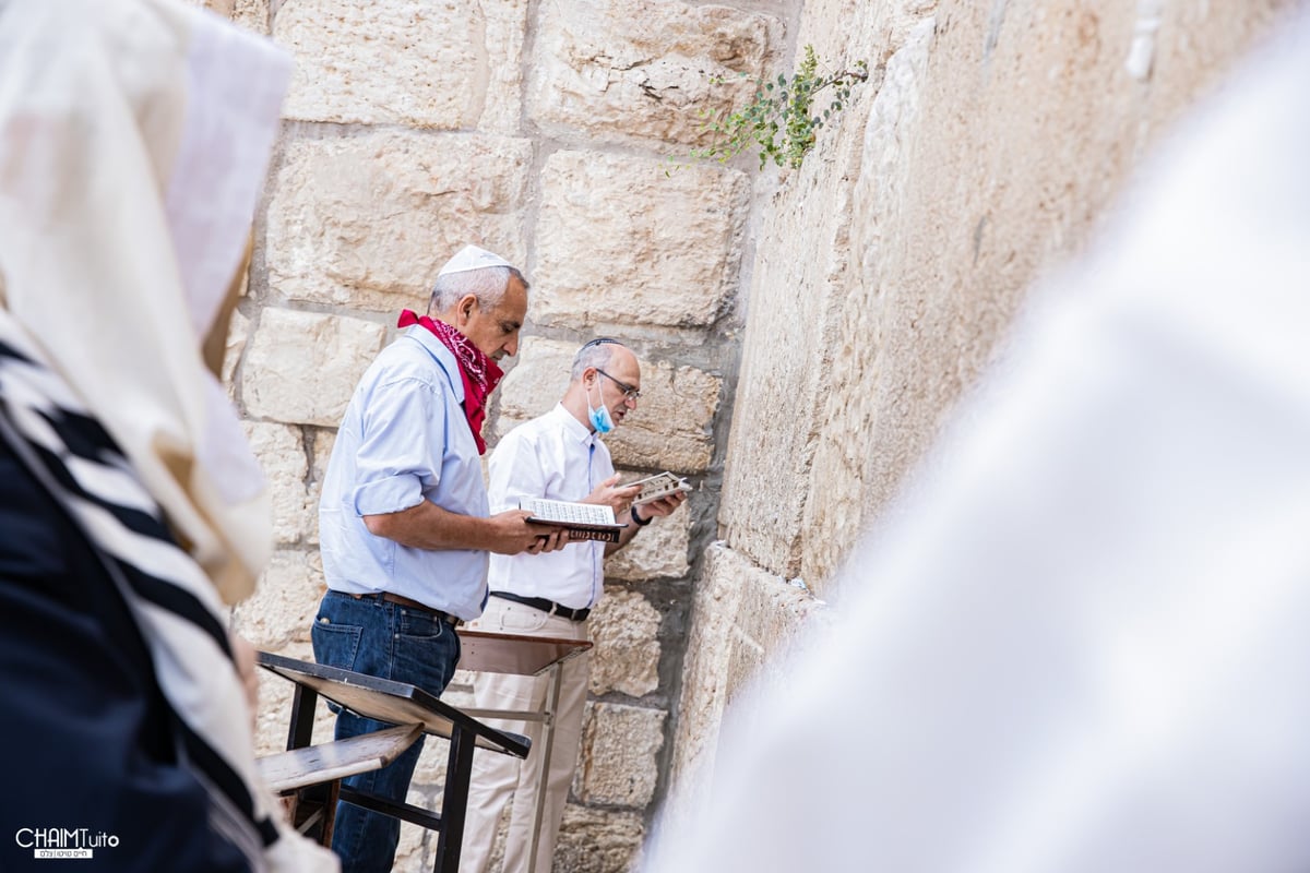 ערב שבועות: צפו בגלריה מהכותל המערבי