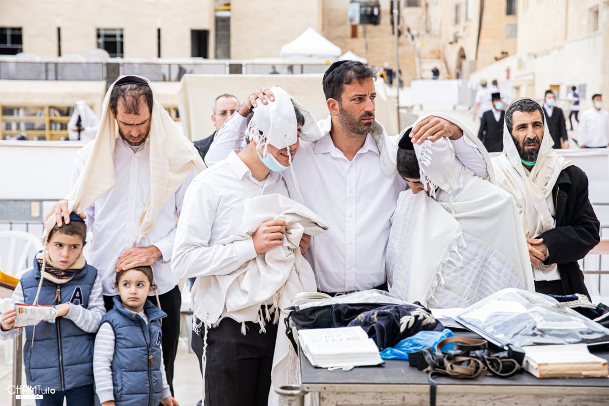 ערב שבועות: צפו בגלריה מהכותל המערבי