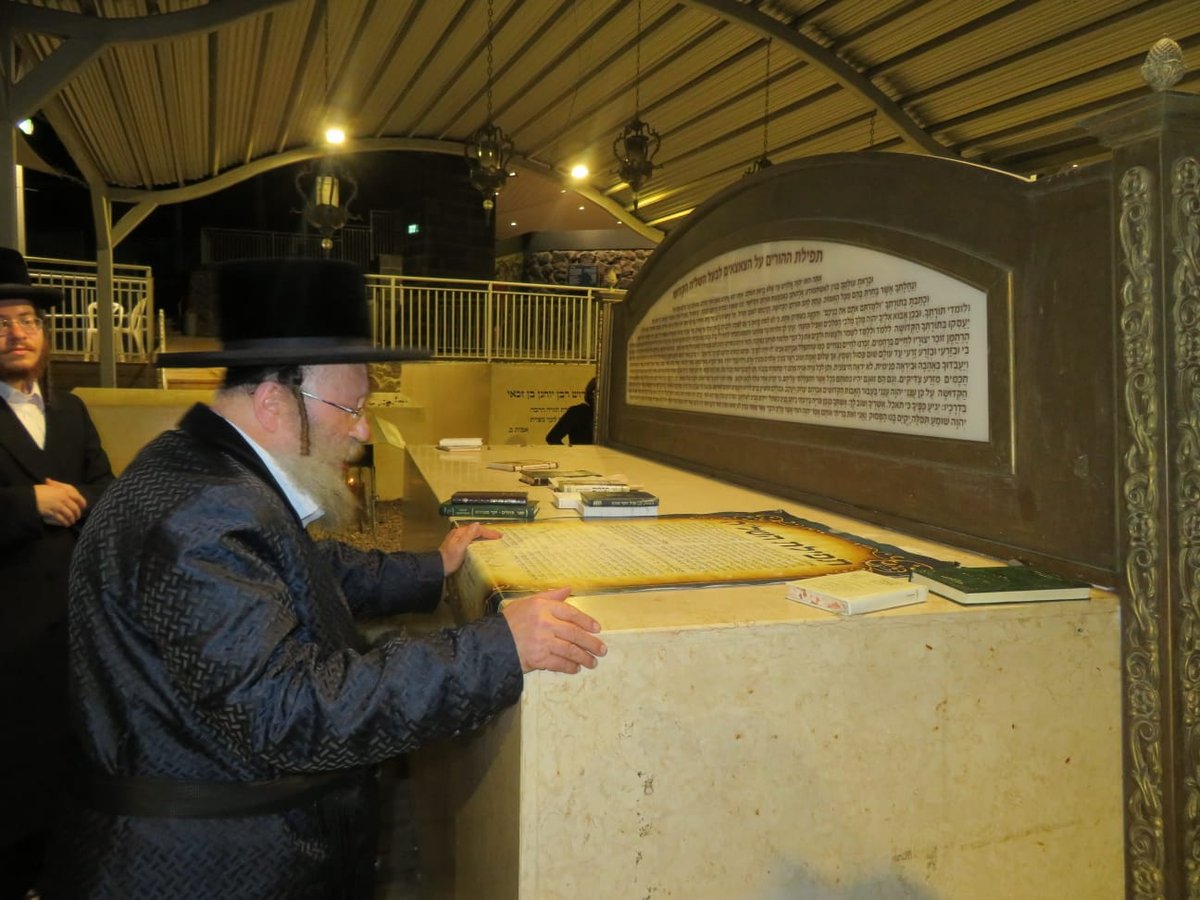 האדמו"ר מנדבורנה באניא ביקר במקומות הקדושים