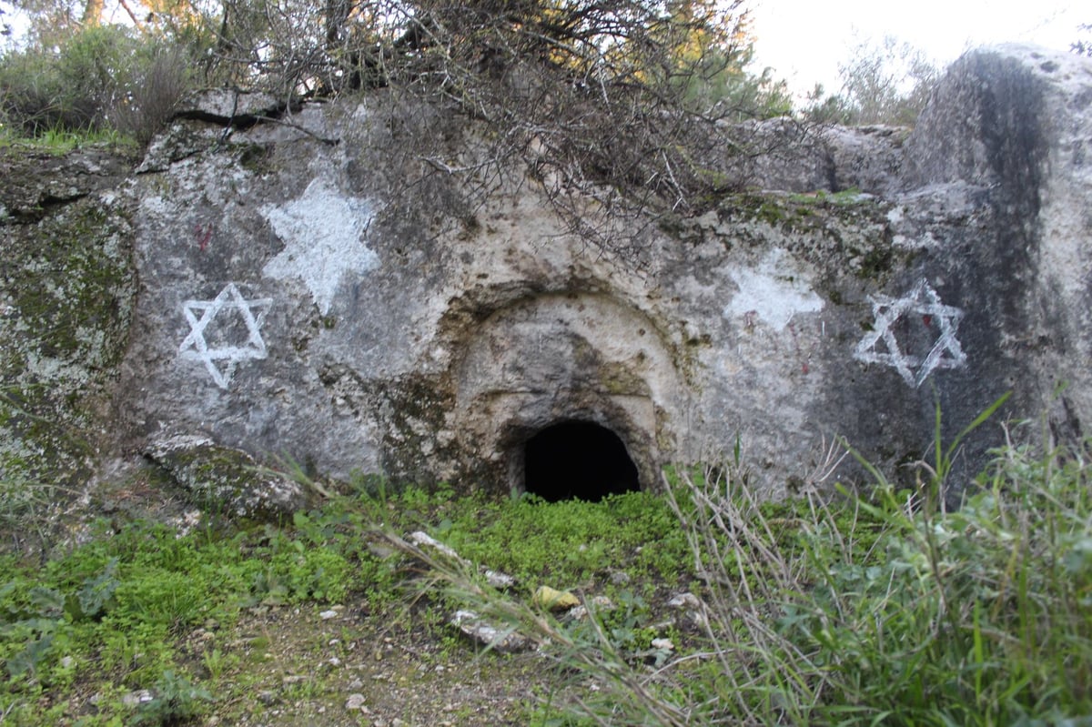 מערת קבורה יהודית מעוטרת במגן דוד בקרבת הקבר מאמצים רבים השקעתי אצל יודעי ח"ן לברר מי טמון בעמקיו, אולם העלתי חרס לידי