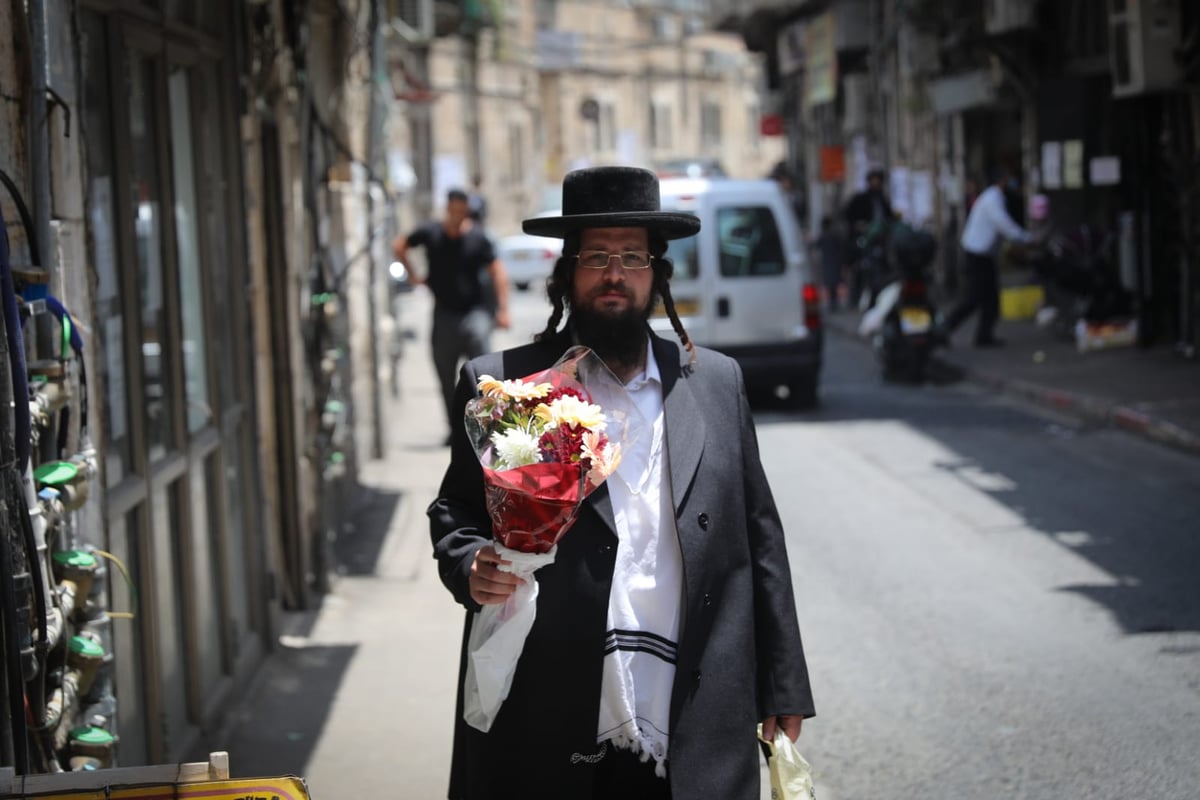 תיעוד ססגוני: הירושלמים מצטיידים בפרחים