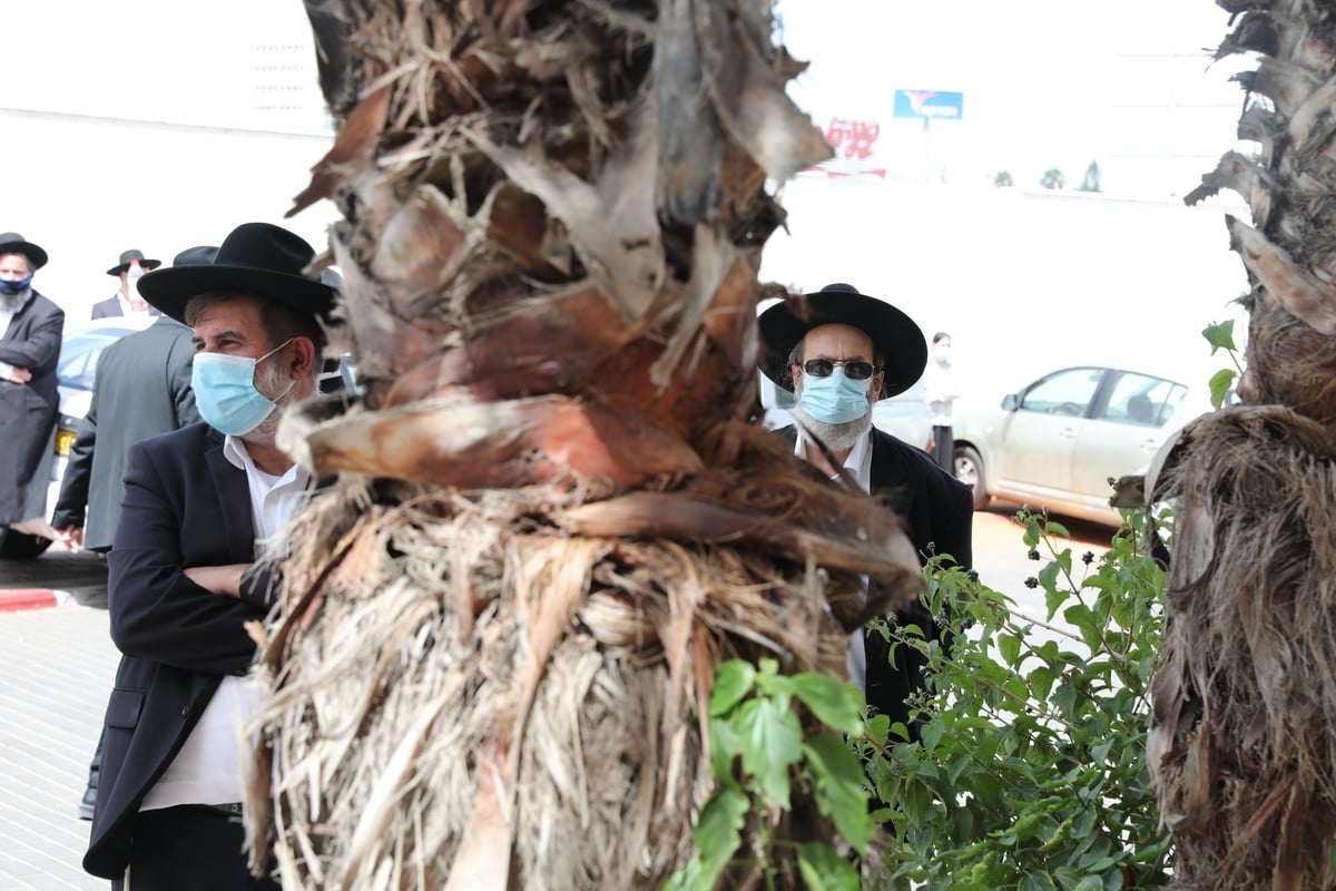 הספד על הרב עוזר דרורי: 'הפריע לו שנשים טיפלו בו כשהיה מונשם'