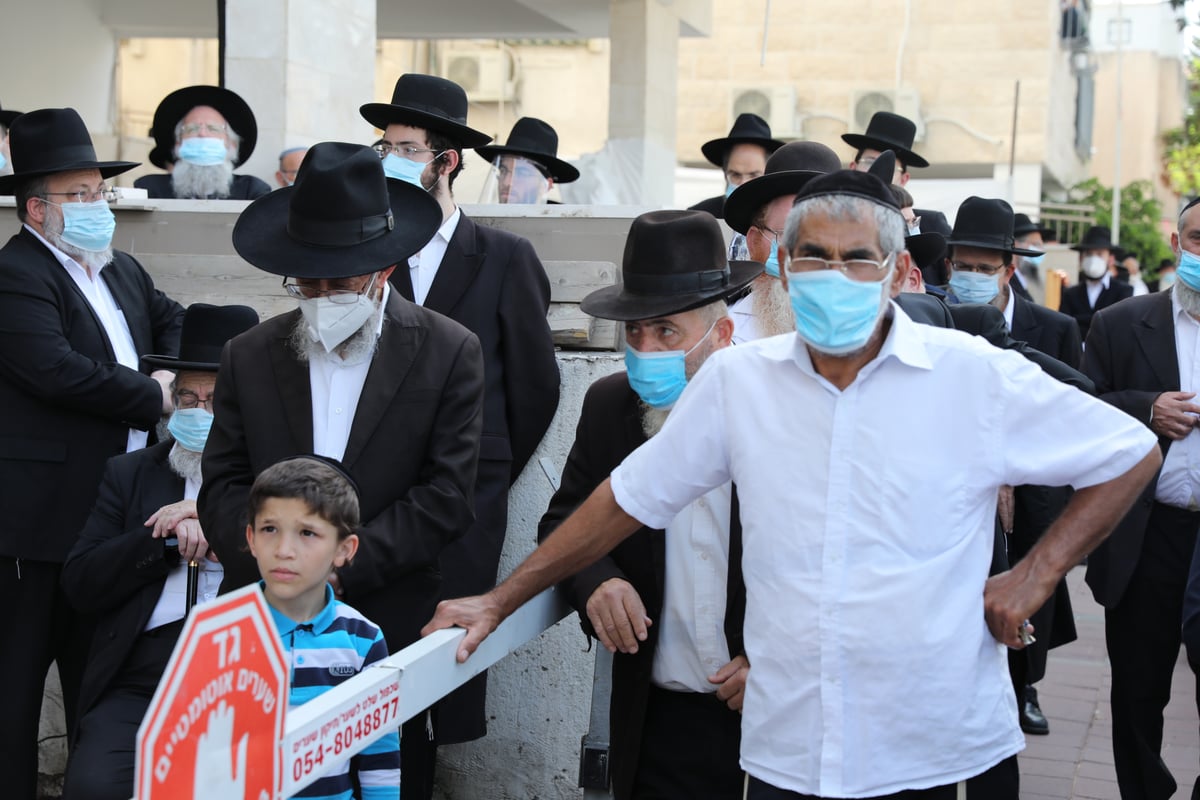 הספד על הרב עוזר דרורי: 'הפריע לו שנשים טיפלו בו כשהיה מונשם'