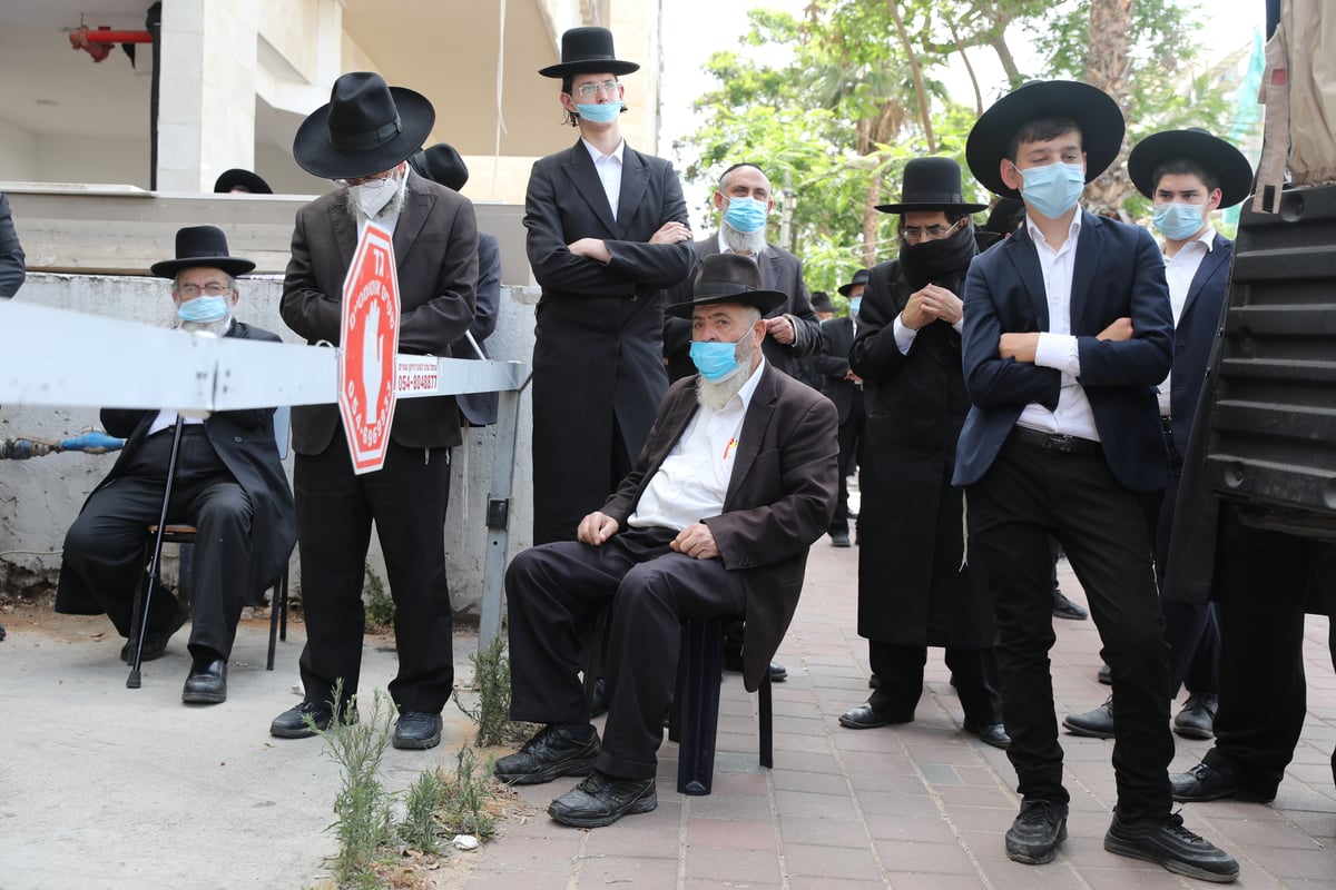 הספד על הרב עוזר דרורי: 'הפריע לו שנשים טיפלו בו כשהיה מונשם'