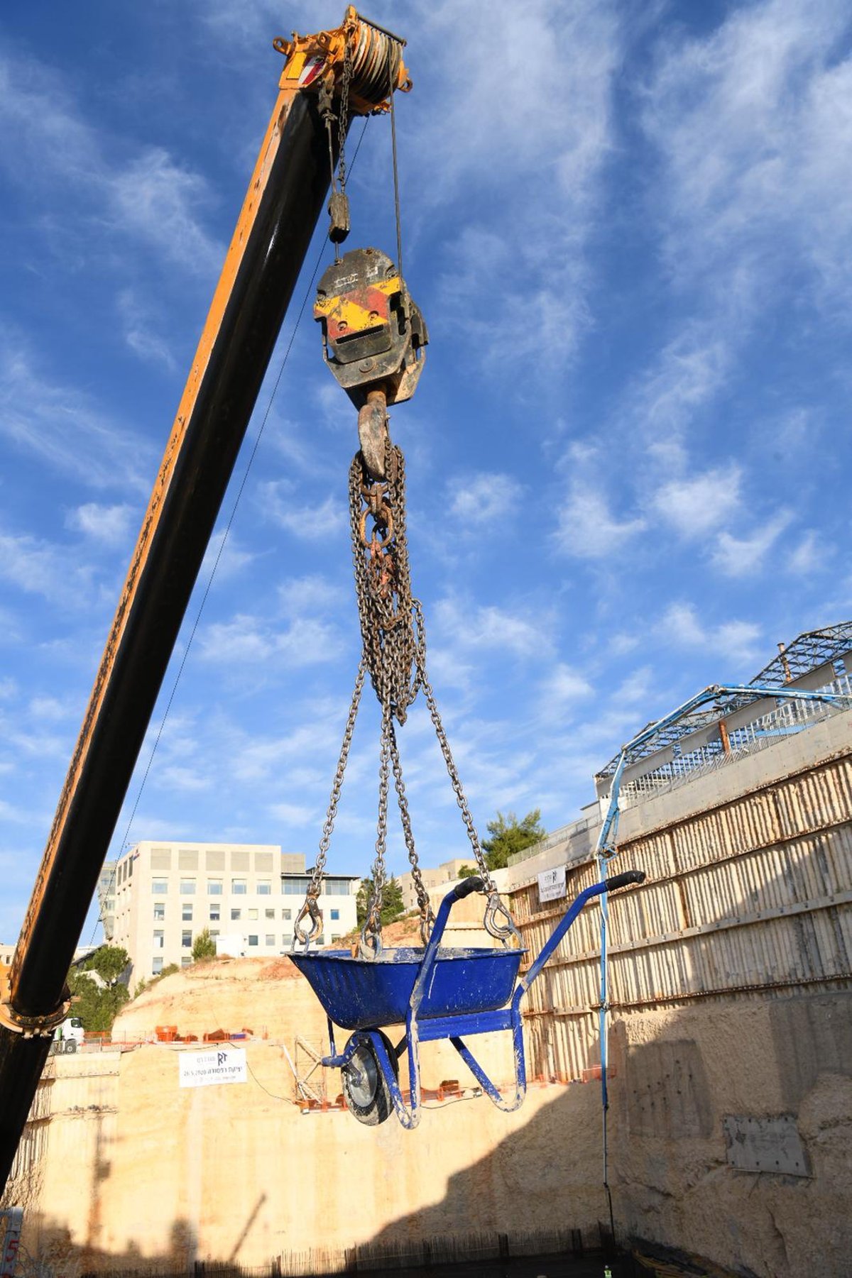 משה ליאון יצק יסודות למגדל רם בגבעת שאול; "מבני תעסוקה חדשים- מנוע צמיחה לירושלים"