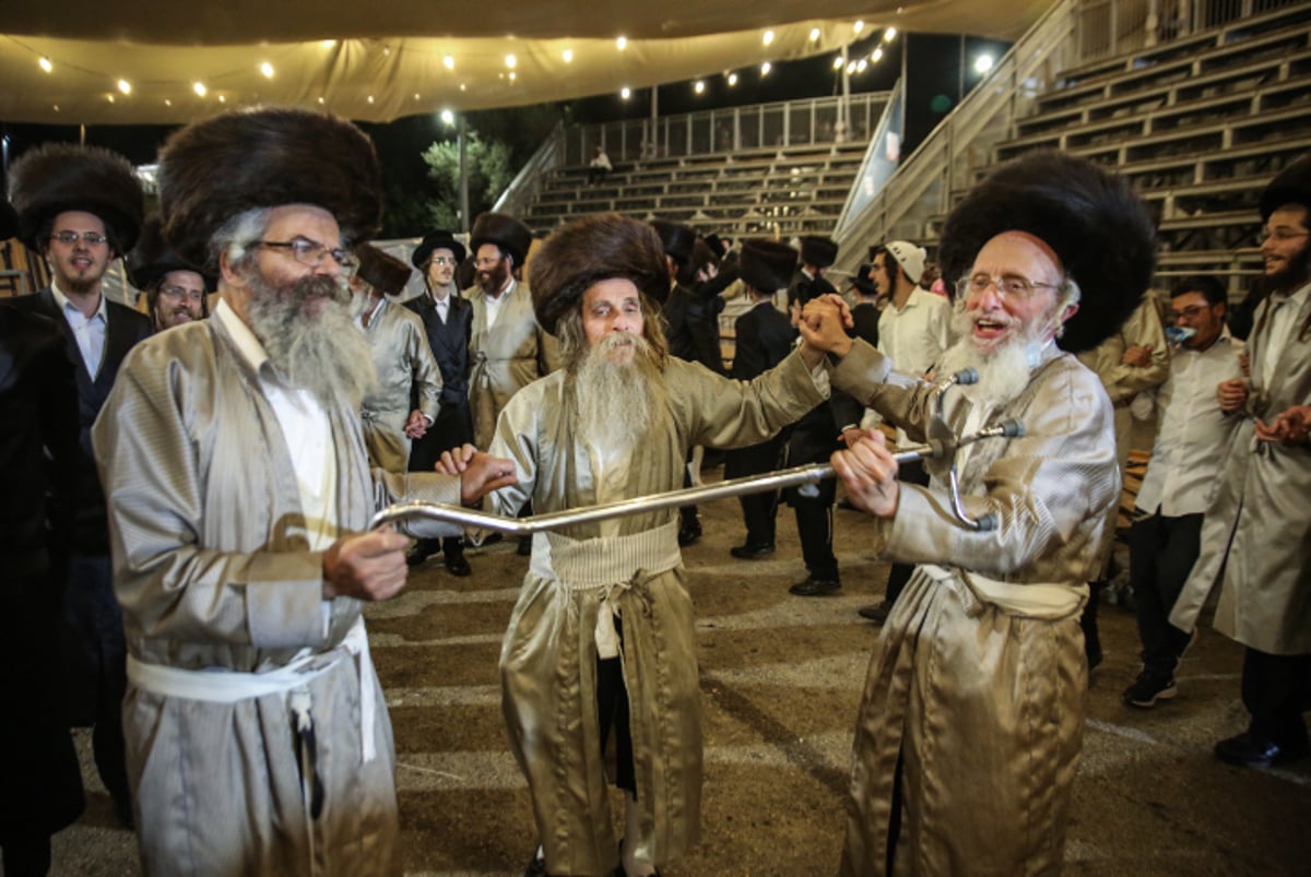 בראשות האדמו"ר: ה'לעלובערס' הדליקו את מירון