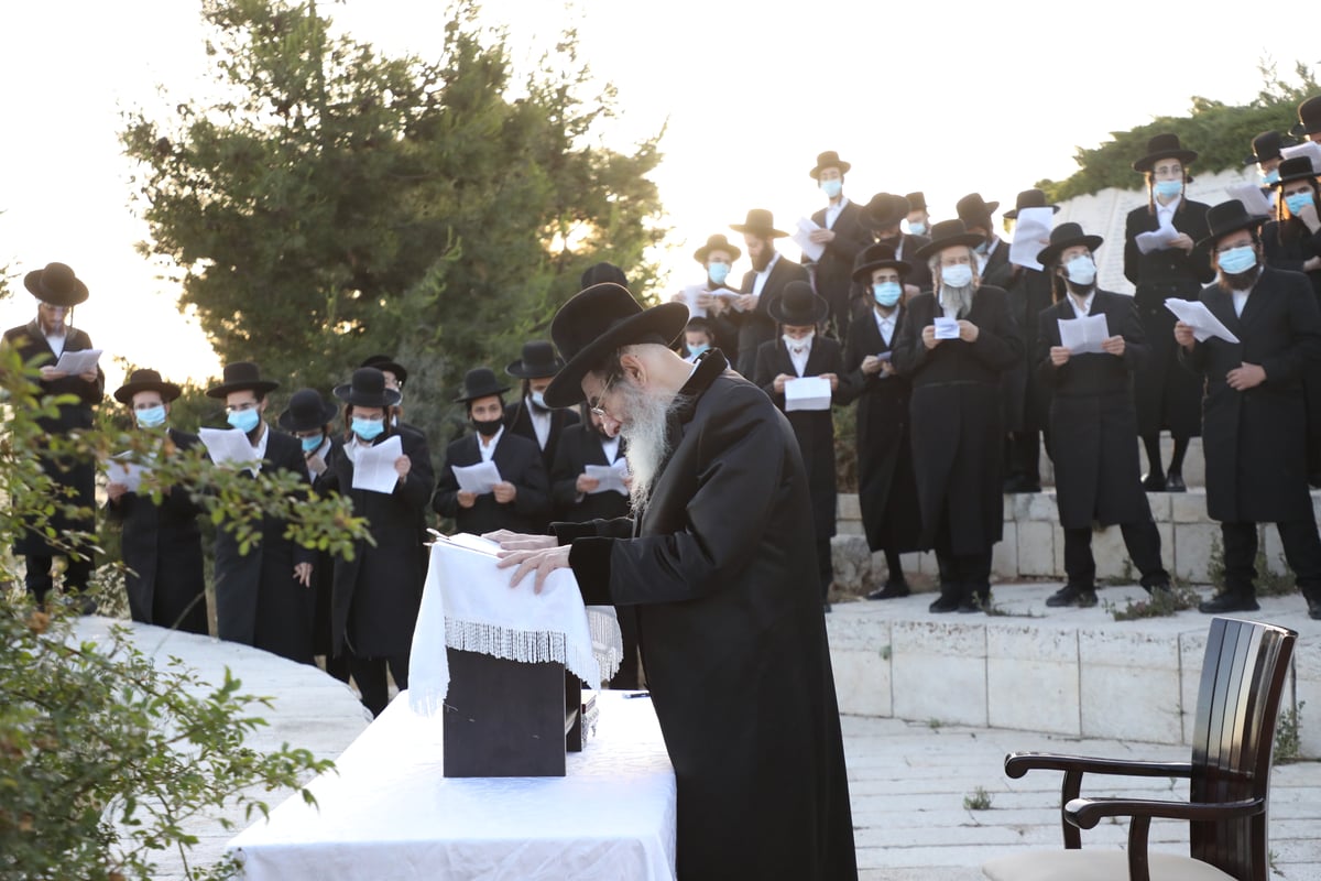 הפרס לחסידים שלא הגיעו לחג: תפילה עם הרבי מול מקום המקדש