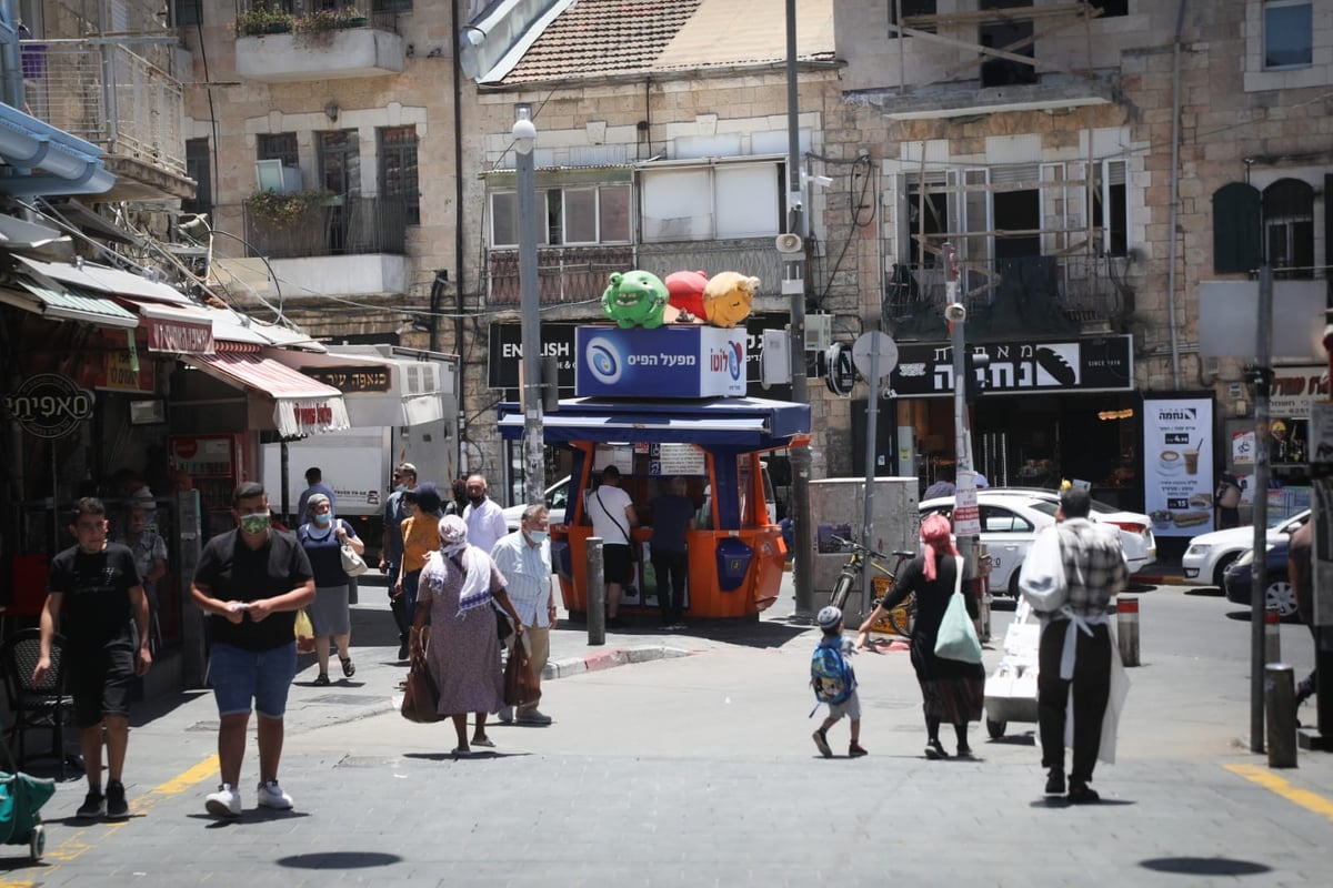 צפוף, בלי מסכות: תמונת מצב בשוק מחנה יהודה