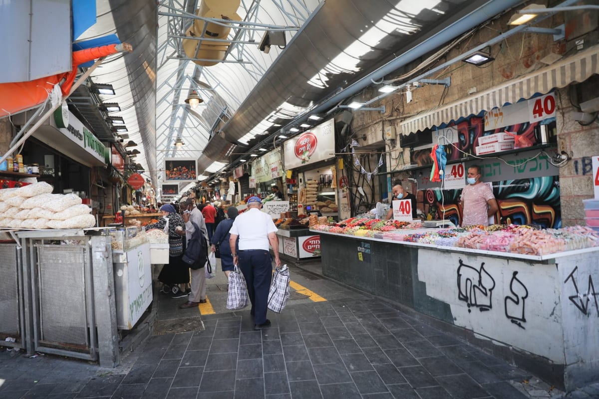 צפוף, בלי מסכות: תמונת מצב בשוק מחנה יהודה