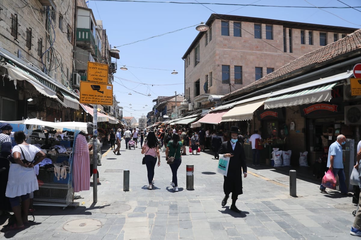 צפוף, בלי מסכות: תמונת מצב בשוק מחנה יהודה