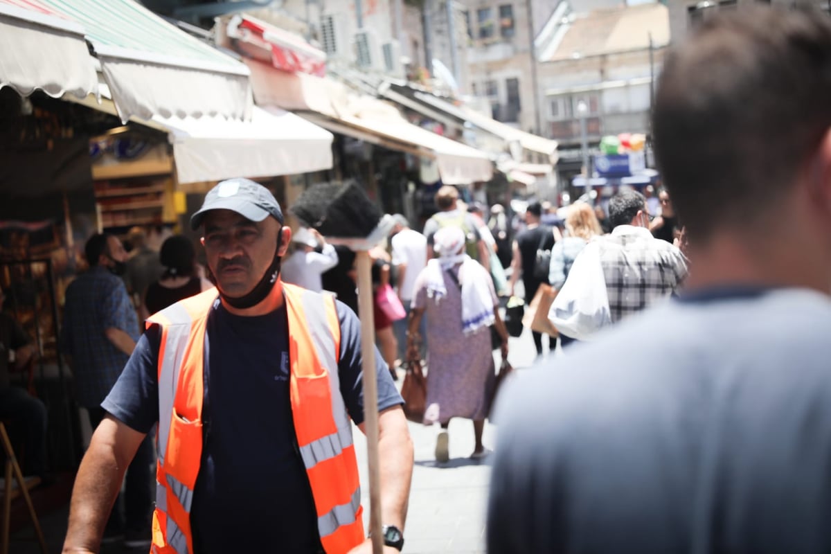 צפוף, בלי מסכות: תמונת מצב בשוק מחנה יהודה