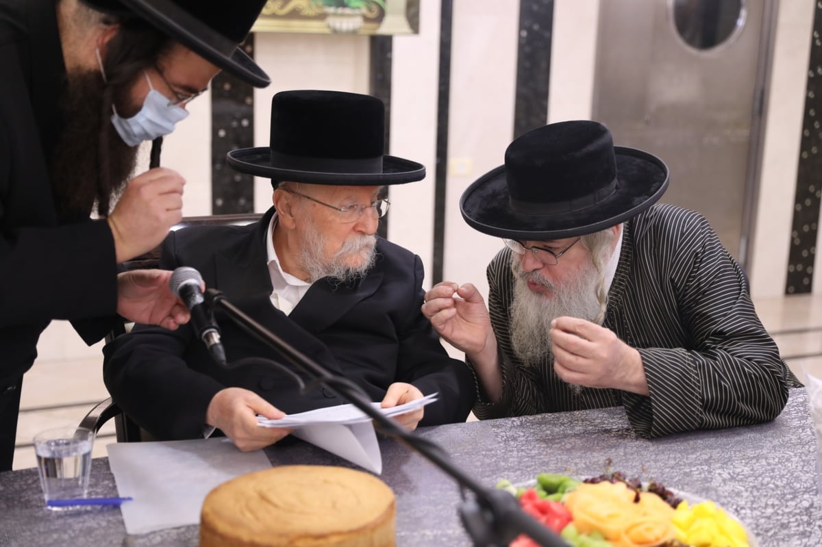 הרבי מביאלה חיזק את בנות 'בית לפליטות'