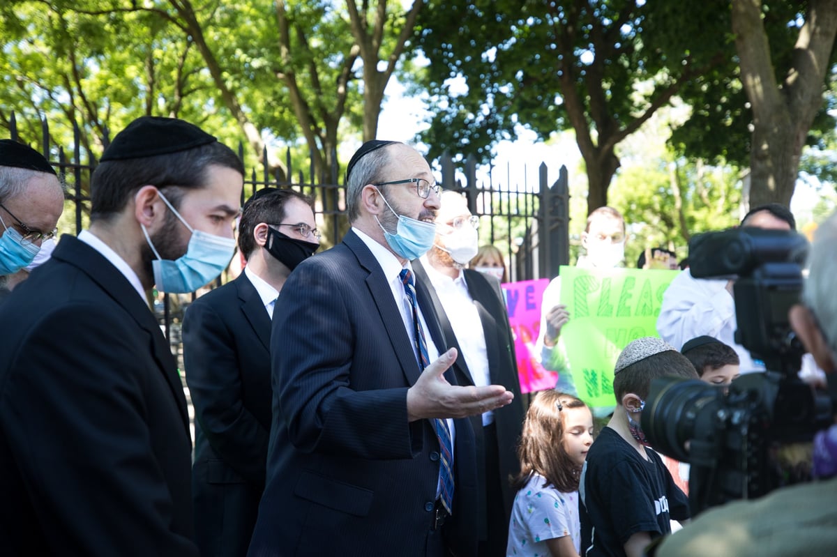 חרדים הפגינו בניו יורק: "לסיים את השיגעון; לפתוח גינות"