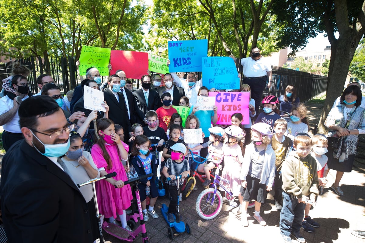 חרדים הפגינו בניו יורק: "לסיים את השיגעון; לפתוח גינות"