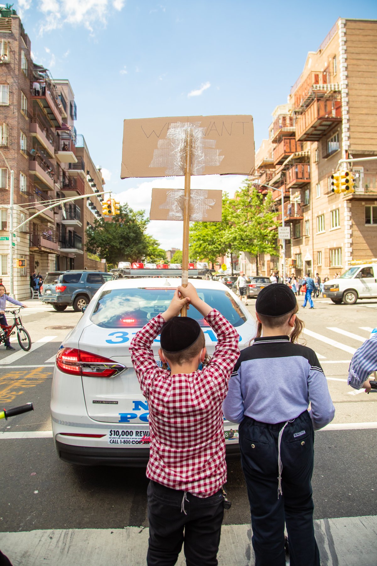 ליהודי ניו יורק נמאס: הגנים בשכונה נפרצו • צפו