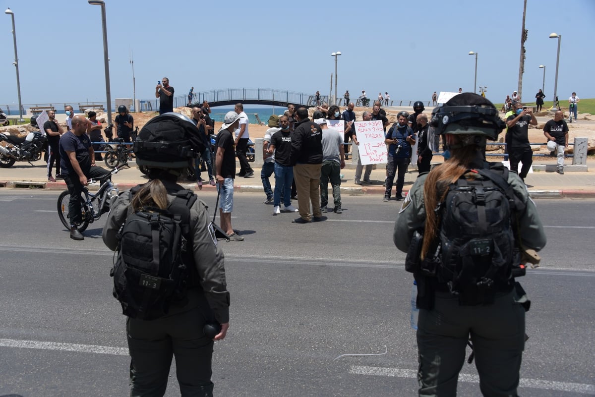 צפו: מפגין יידה אבנים על השוטרים - ונעצר