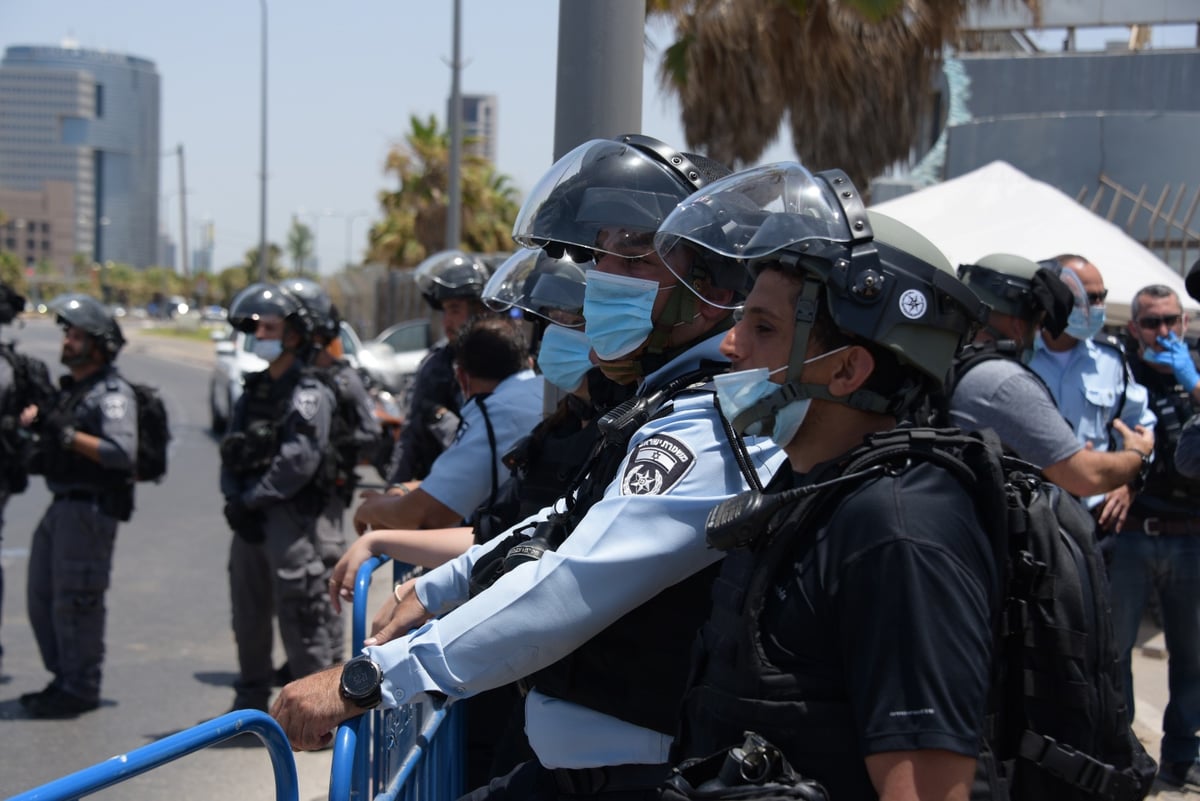 צפו: מפגין יידה אבנים על השוטרים - ונעצר