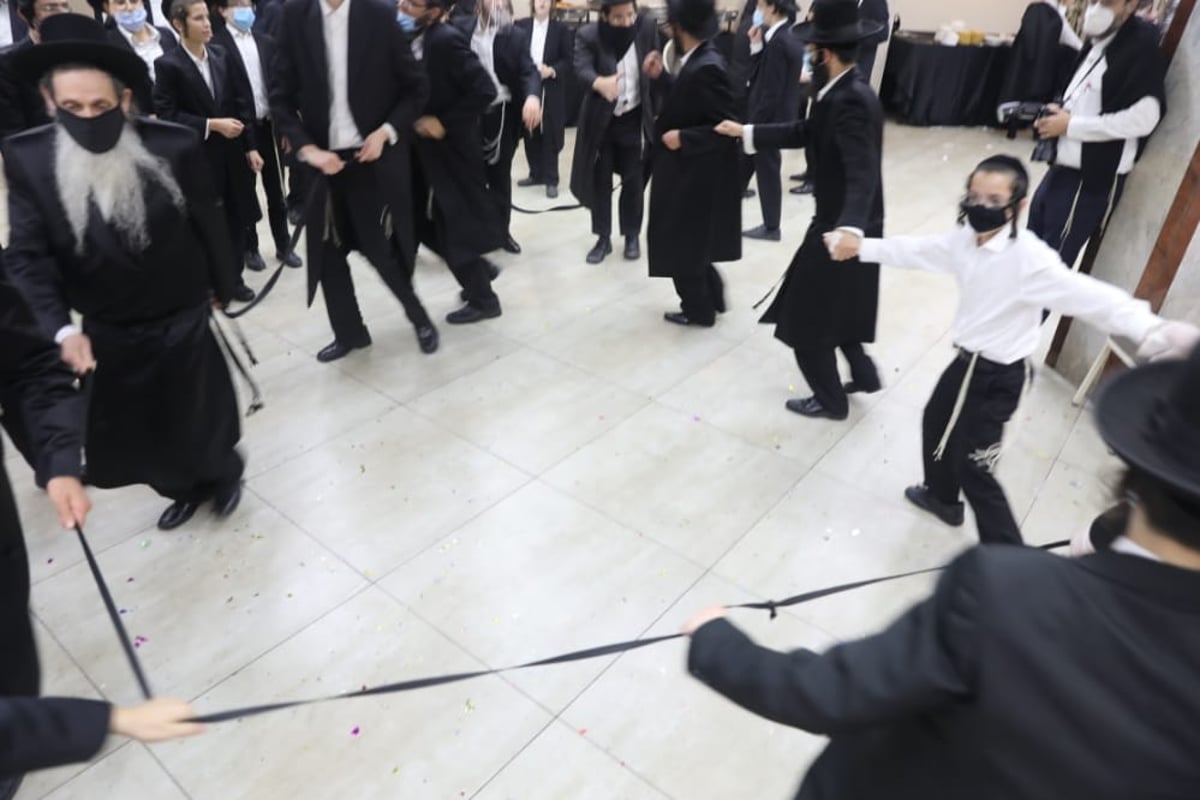 בהקפדה יתירה: צפו בחתונה של ה'חזונאישניקים'