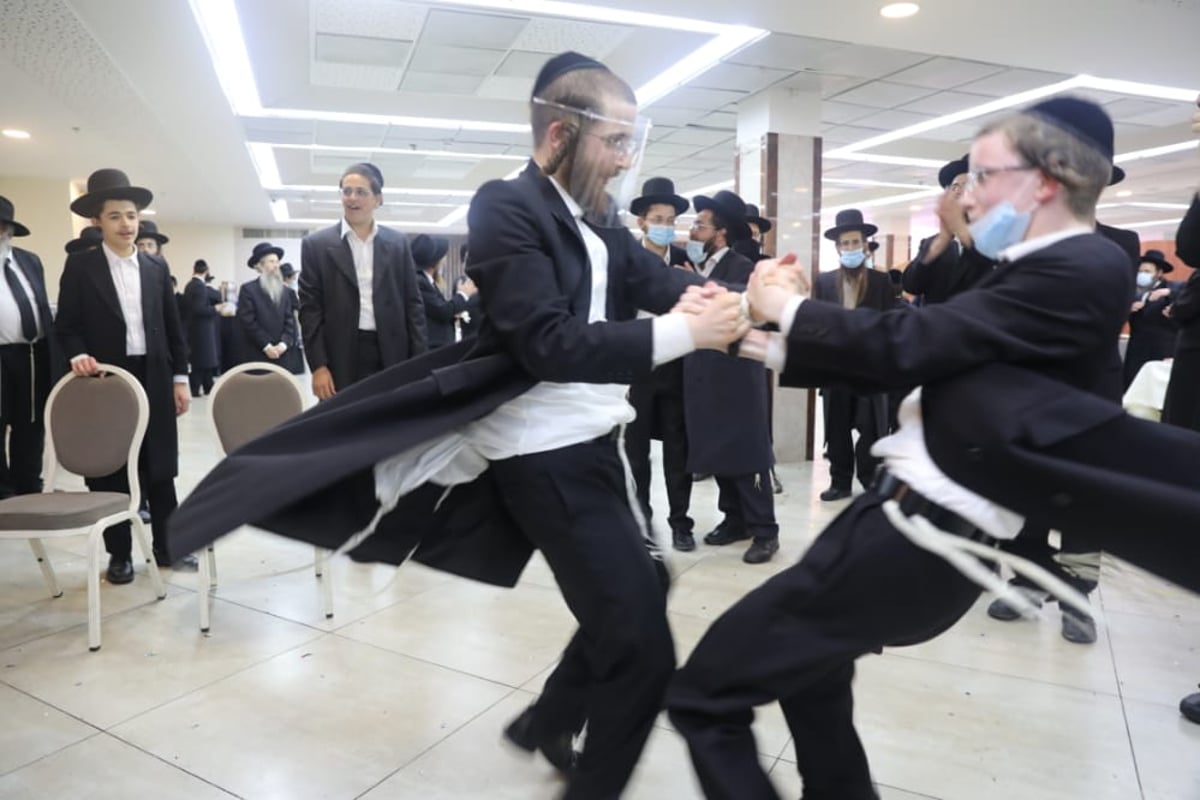 בהקפדה יתירה: צפו בחתונה של ה'חזונאישניקים'