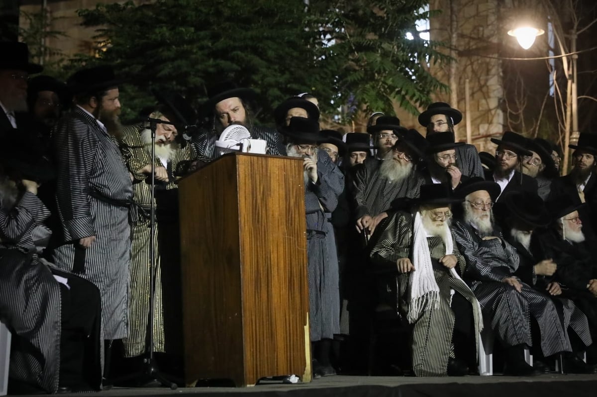 האדמו"רים מ'תולדות' בהלווית אחיהם