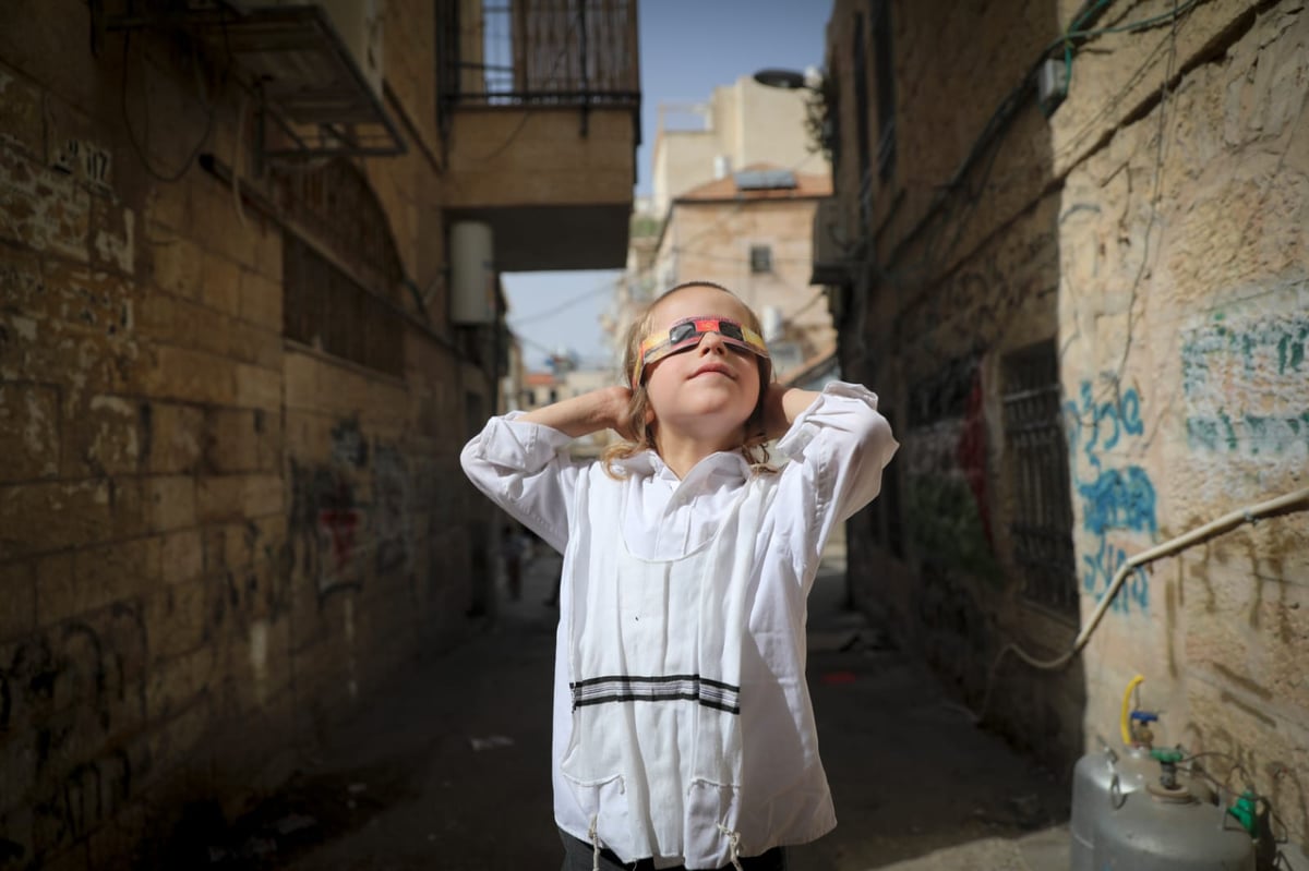 תמונת השבוע: 'ליקוי חמה' והילד החסידי