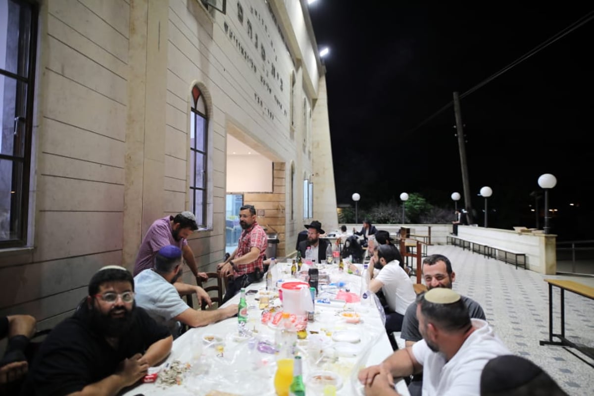 'ג' תמוז' בכפר חב"ד • צפו בחסידים מתוועדים