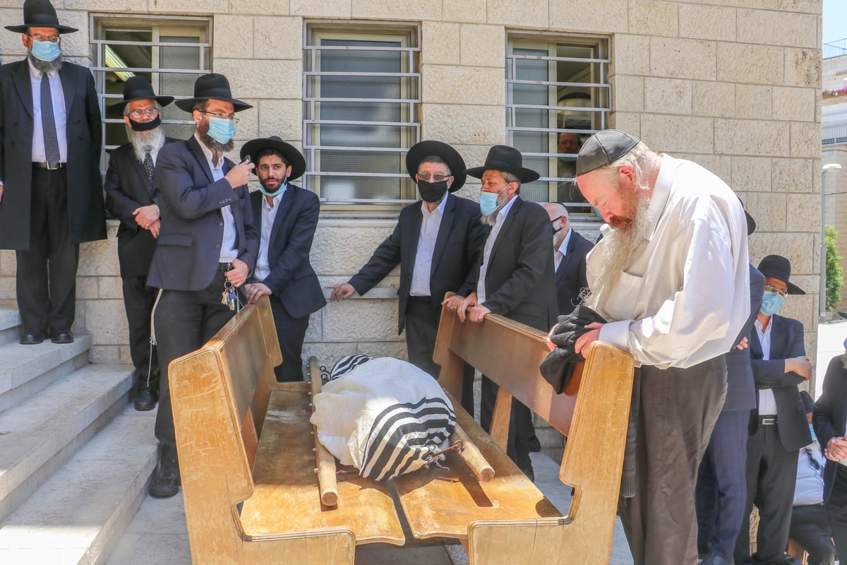 צפו בתיעוד: מסע הלוויית רבי דניאל עדס זצ"ל