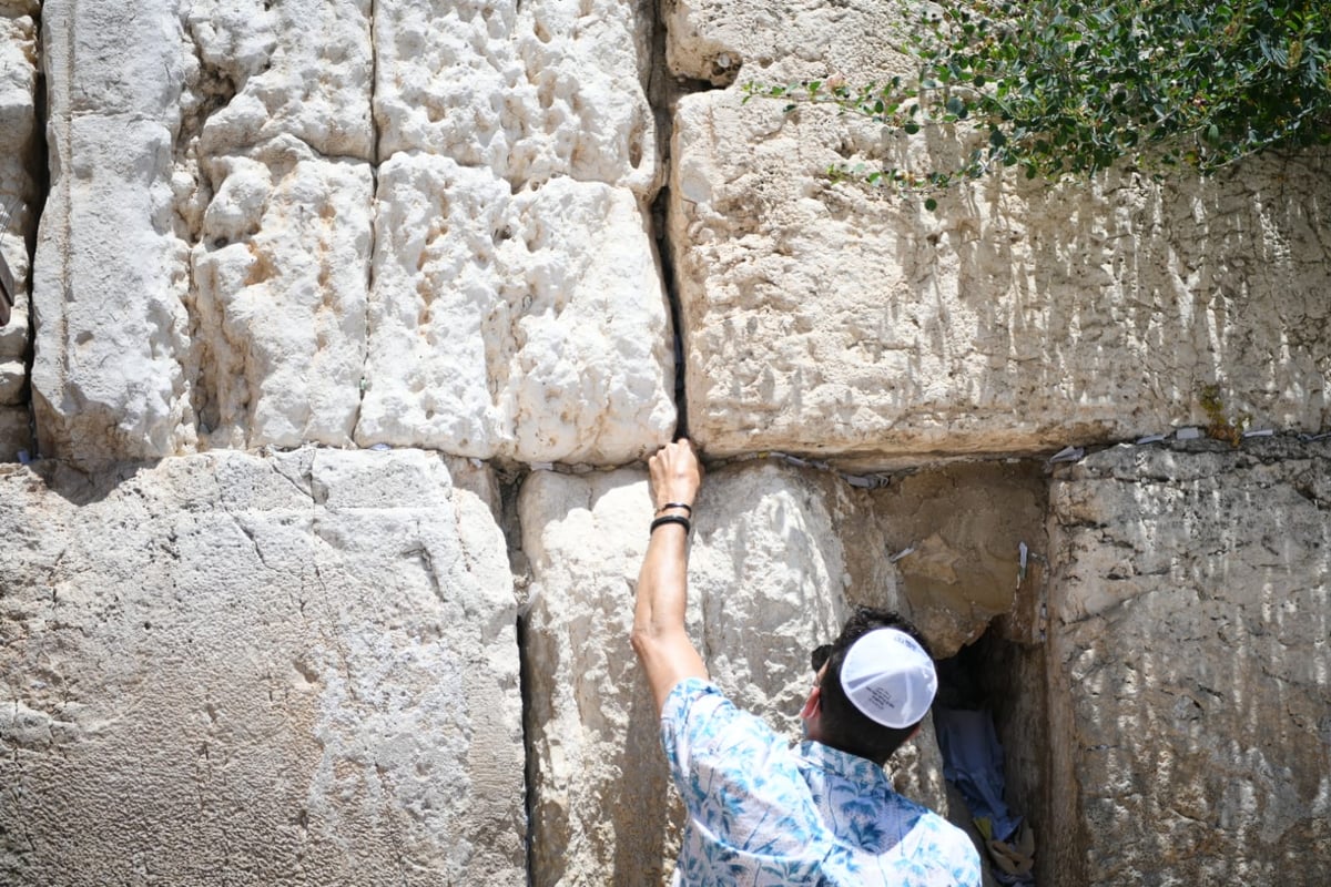 הבדרן ישראל קטורזה בכותל: "שתיפסק המגפה"