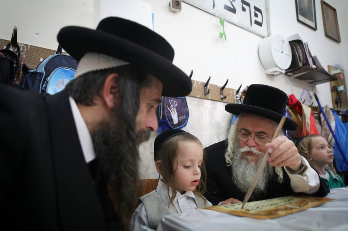 כשקמב"ץ 'העדה' יואליש קרויס הכניס את בנו לחיידר • צפו