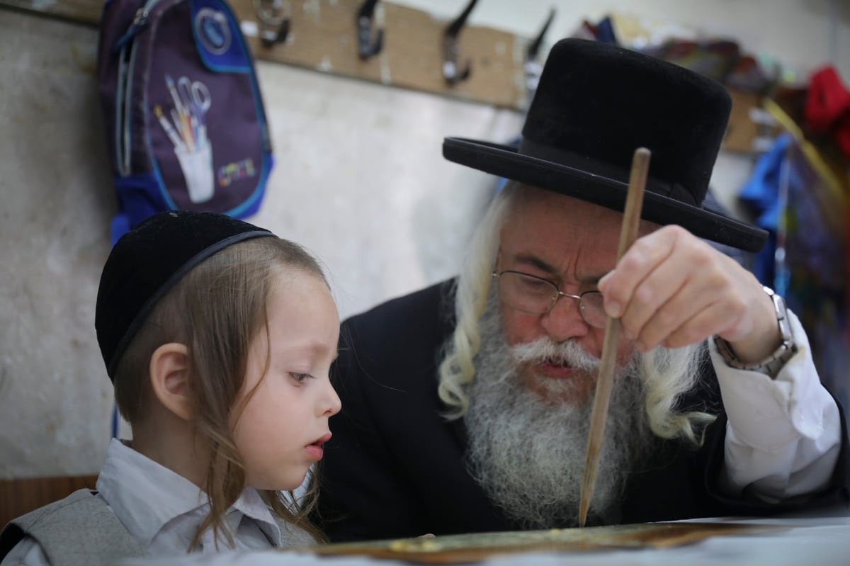 כשקמב"ץ 'העדה' יואליש קרויס הכניס את בנו לחיידר • צפו