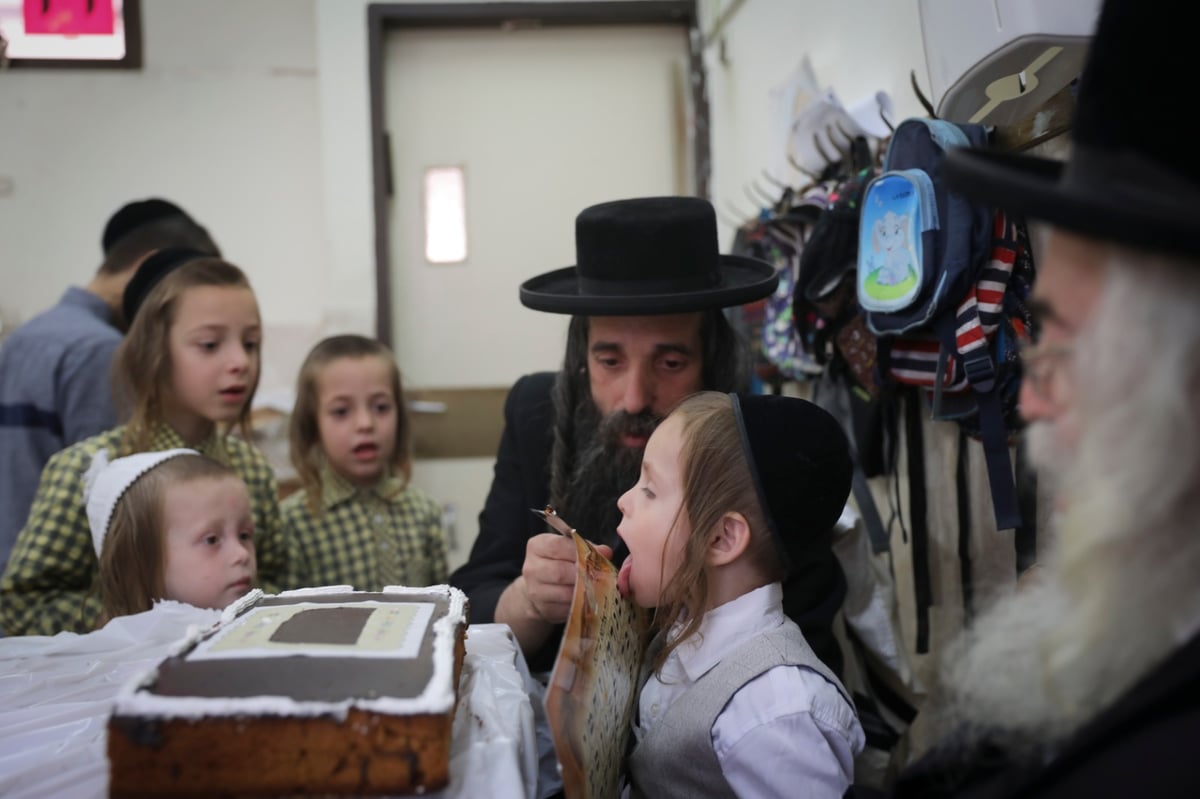 כשקמב"ץ 'העדה' יואליש קרויס הכניס את בנו לחיידר • צפו