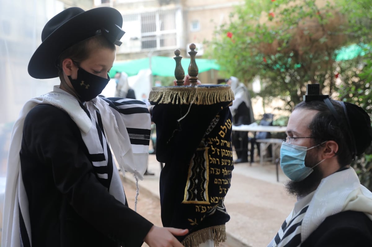 ה'חזונאישניקים' חזרו למנייני החצרות • צפו