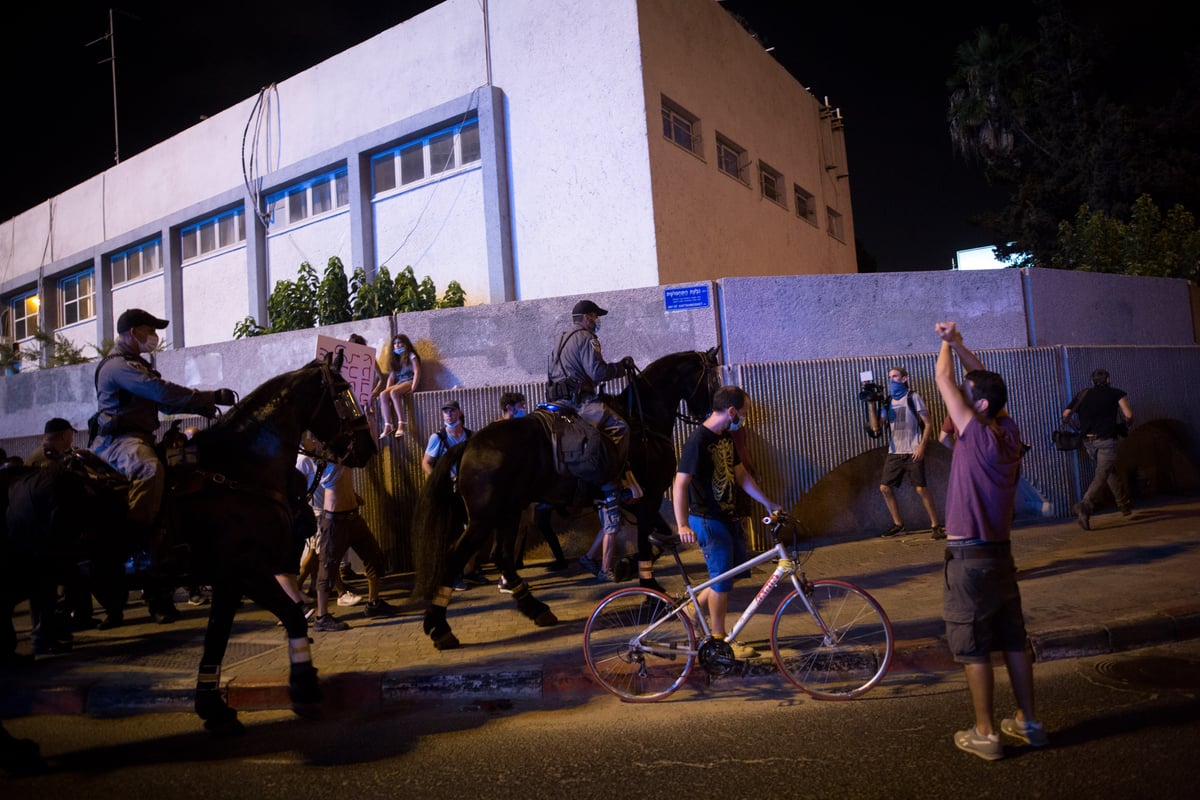 מאות חילונים התפרעו בתל אביב וגרמו נזקים; 19 נעצרו