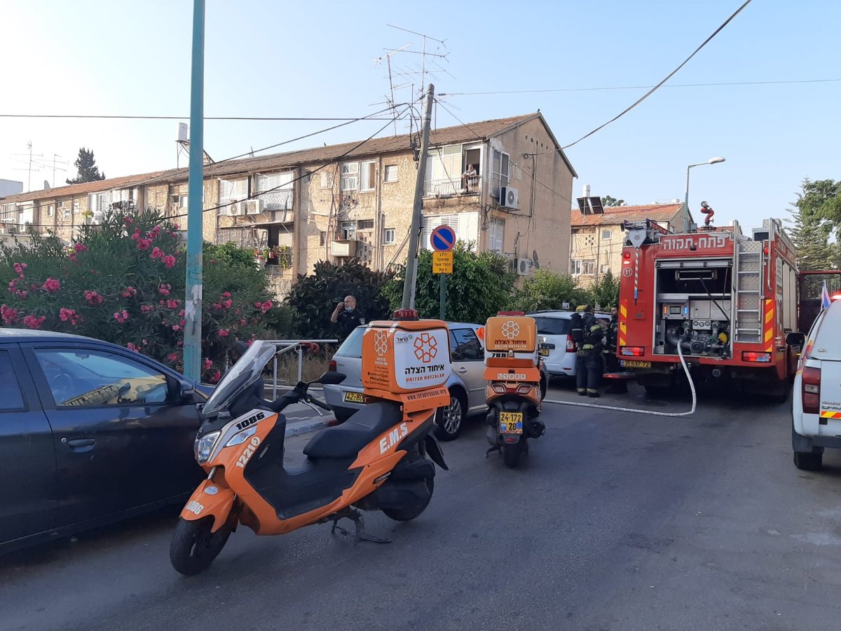 פתח תקווה: אב ושני ילדיו נפגעו בשריפה