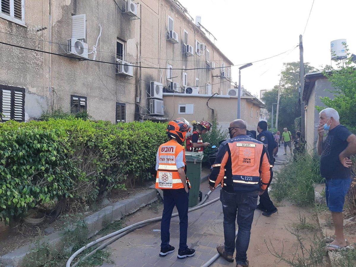 פתח תקווה: אב ושני ילדיו נפגעו בשריפה