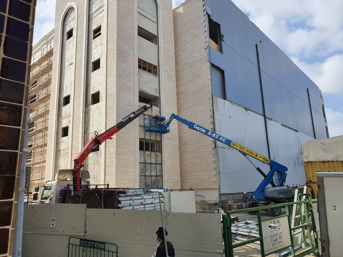 בויז'ניץ התקינו חלונות לבית המדרש הגדול בבני ברק