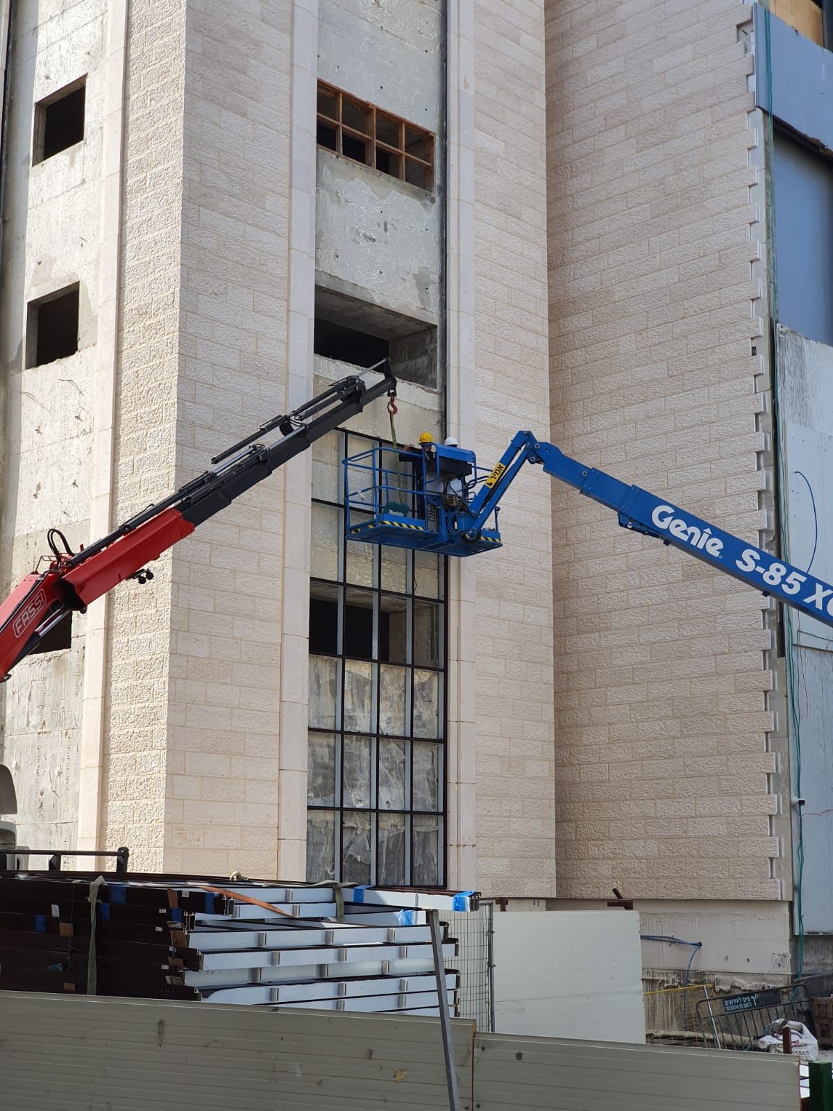 בויז'ניץ התקינו חלונות לבית המדרש הגדול בבני ברק