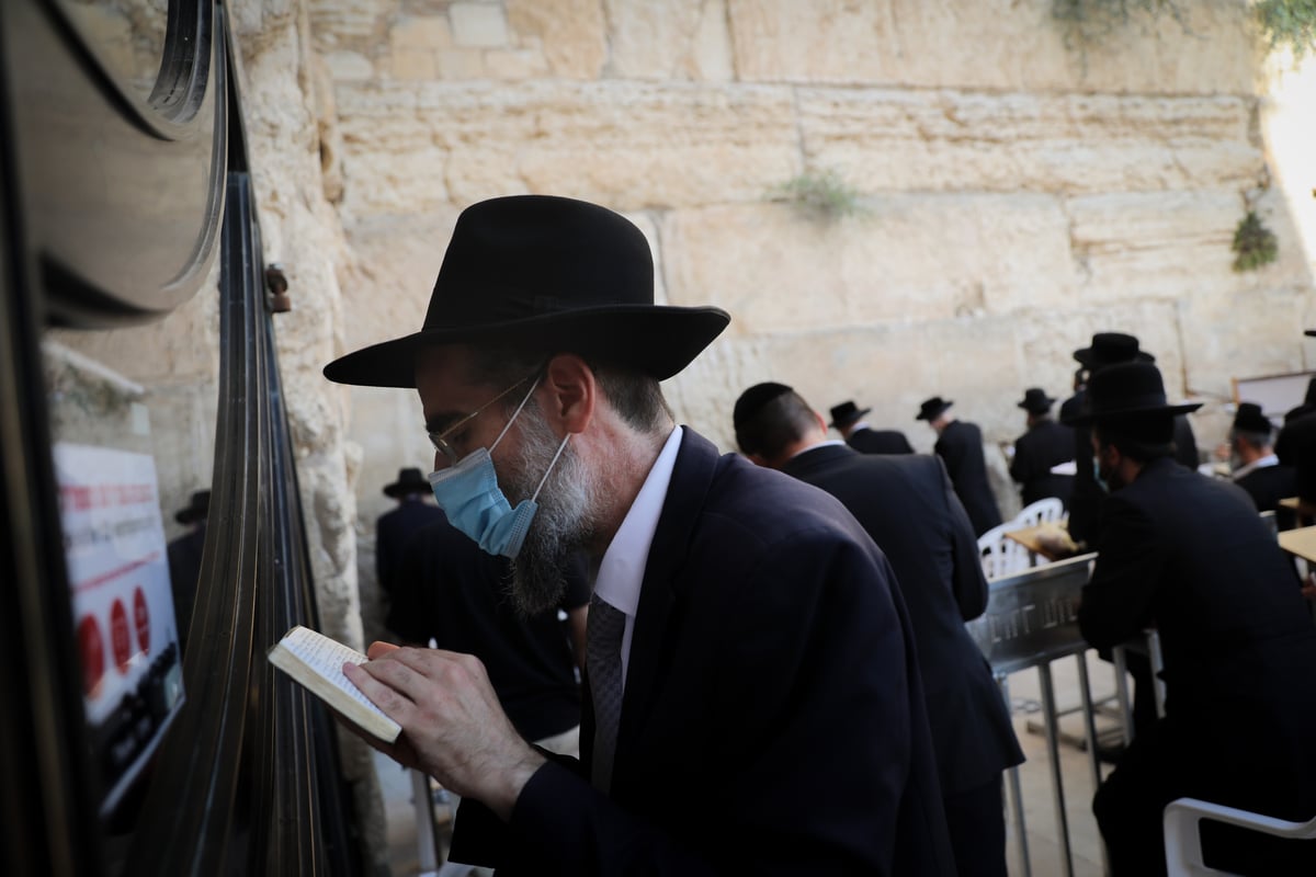 בכותל המערבי: תפילה לעצירת נגיף הקורונה